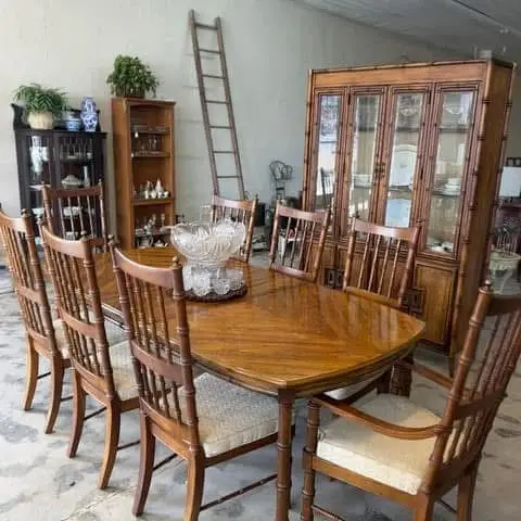 Antiques Socialite