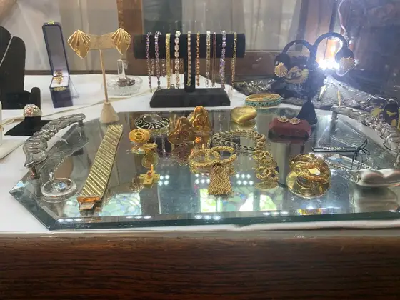 Antiques & Jewels