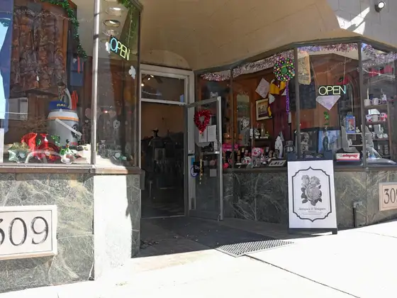 Antiques & Uniques