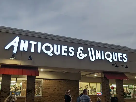 Antiques & Uniques