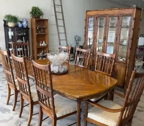 Antiques Socialite