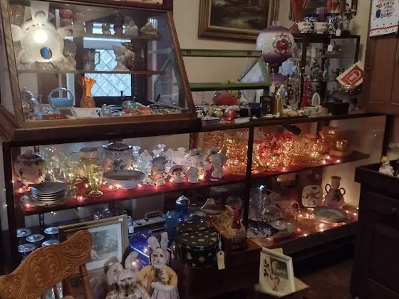 Born in a Barn Antiques & Gifts