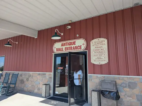 Cackleberry Farm Antique Mall in Paradise, PA