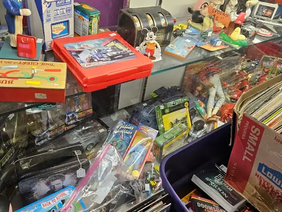 Chris’ Collectibles & Antiques