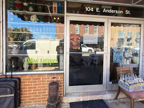 Country Boy Antiques & Bottle Shop