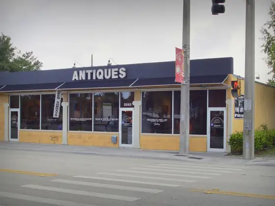 Decorative Arts & Fine Antiques