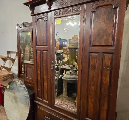 Paraphernalia Antiques in Wilmington, IL