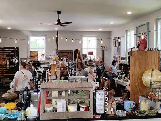 Park Street Curiosity Shop in Stanberry, MO