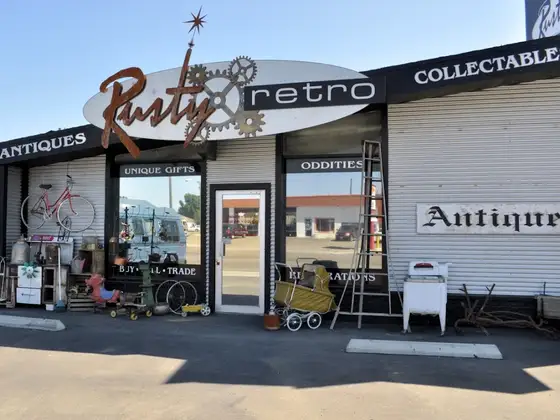 Rusty Retro Antiques & Oddities
