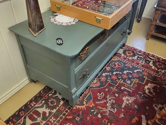 Those Iowa Girls Antiques