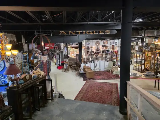 Weil's Doghouse Antique Center